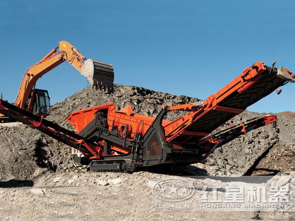 新型車載流動碎石機工作現場 新型車載流動碎石機工作現場