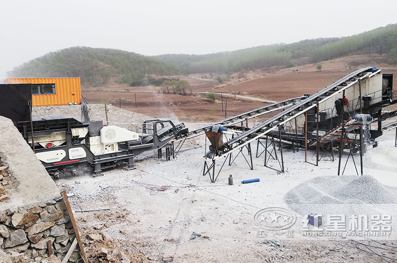 時產(chǎn)200-300噸青石移動磕石子機工作現(xiàn)場 時產(chǎn)200-300噸青石移動磕石子機工作現(xiàn)場