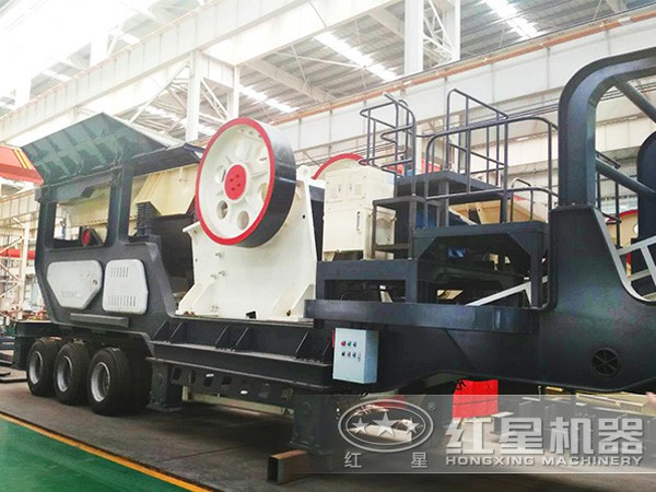 輪胎式移動(dòng)破碎車:配鄂破機(jī) 輪胎式移動(dòng)破碎車:配鄂破機(jī)