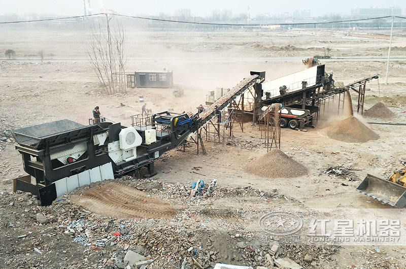山東某移動建筑垃圾粉碎機處理現(xiàn)場 山東某移動建筑垃圾粉碎機處理現(xiàn)場