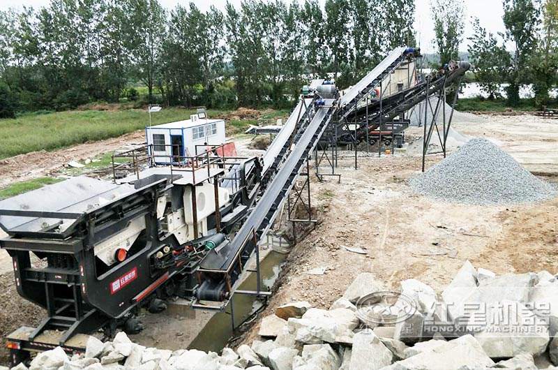 時(shí)產(chǎn)200噸移動磕石機(jī)生產(chǎn)現(xiàn)場