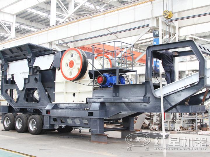 小型移動顎式破碎車集給料、破碎、傳輸為一體