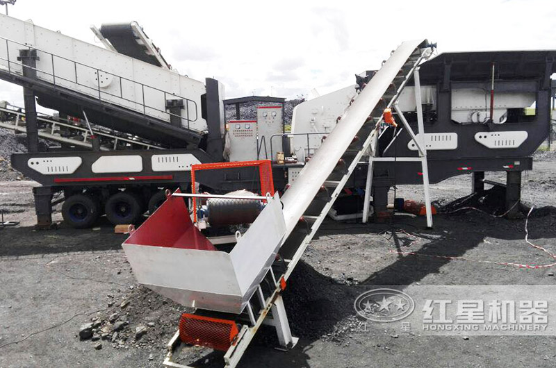 輪胎移動(dòng)顎破機(jī)+輪胎移動(dòng)反擊破,時(shí)產(chǎn)200噸石頭破碎生產(chǎn)線現(xiàn)場(chǎng)