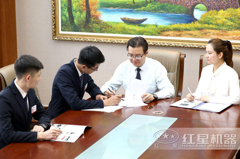 工程師為用戶(hù)量身定制生產(chǎn)線(xiàn) 工程師為用戶(hù)量身定制生產(chǎn)線(xiàn)