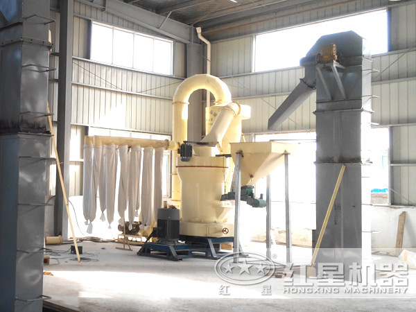 重晶石磨粉機工作現(xiàn)場圖 重晶石磨粉機工作現(xiàn)場圖