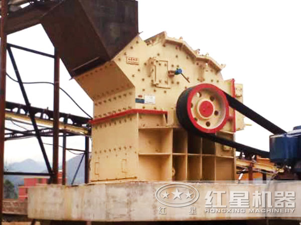 第四代新型制砂機(jī)作業(yè)現(xiàn)場圖 第四代新型制砂機(jī)作業(yè)現(xiàn)場圖