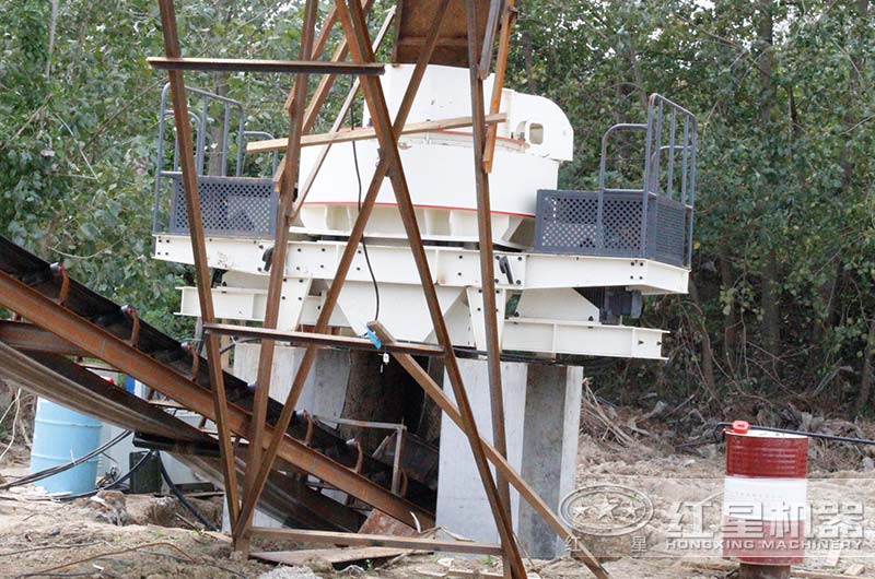 沖擊式破碎機(jī)工作現(xiàn)場(chǎng)圖片 沖擊式破碎機(jī)工作現(xiàn)場(chǎng)圖片