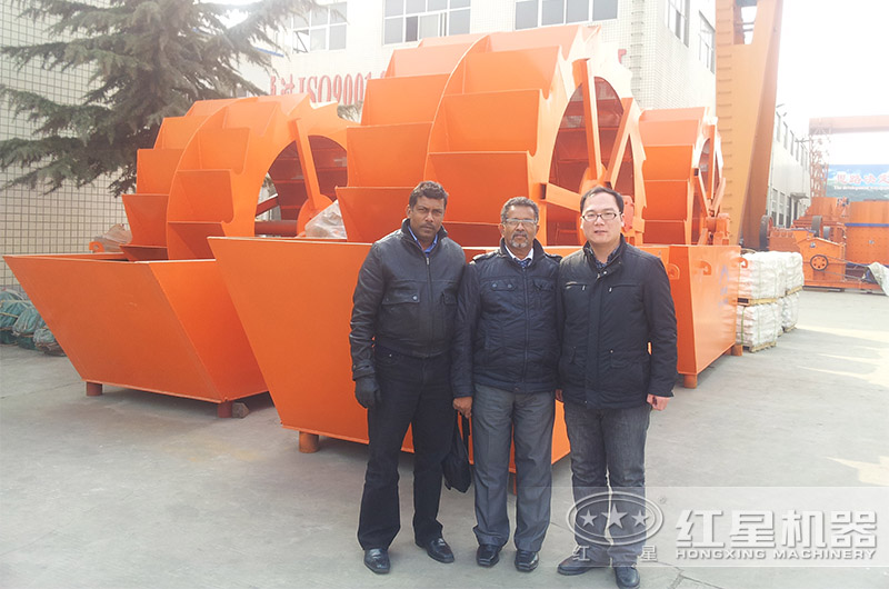 國(guó)外客戶來廠考察大型洗砂機(jī)設(shè)備和商談合作 國(guó)外客戶來廠考察大型洗砂機(jī)設(shè)備和商談合作
