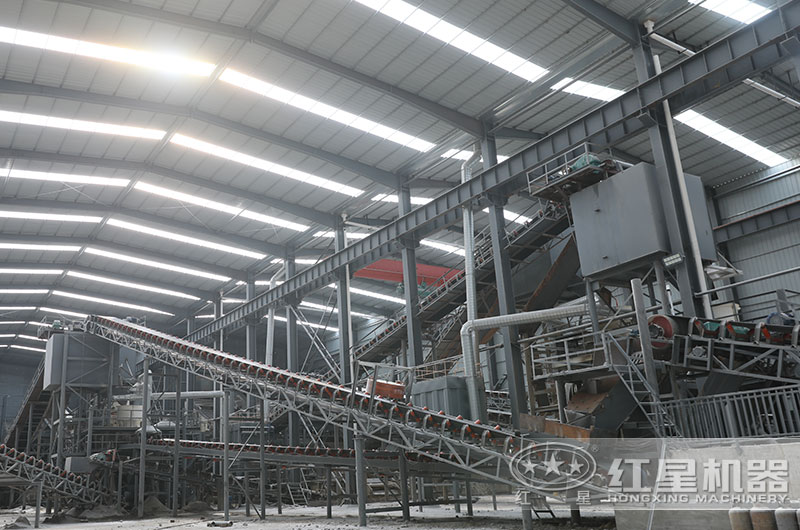 河南南陽大型室內采石場碎石生產現場 河南南陽大型室內采石場碎石生產現場