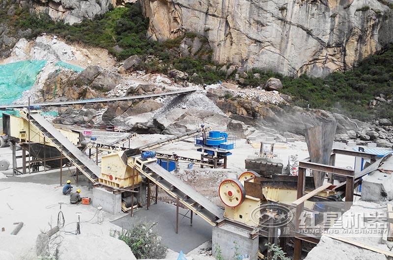 玄武巖破碎加工現(xiàn)場(chǎng) 玄武巖破碎加工現(xiàn)場(chǎng)